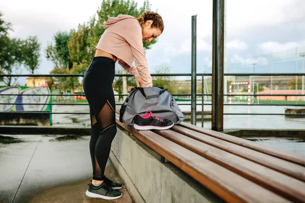 Sportvrouw Bereidt Uitrusting Voor Training Buiten Voor — Stockfoto