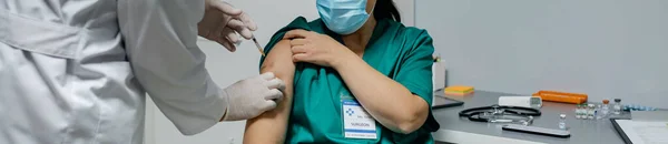 Chirurgien recevant le vaccin contre le coronavirus — Photo