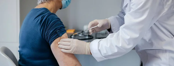 Oudere vrouw gevaccineerd tegen coronavirus — Stockfoto