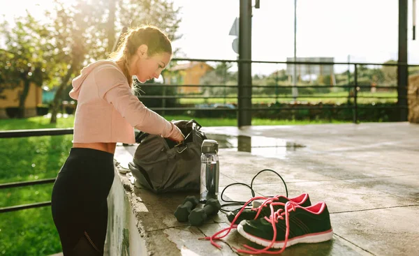 Sportswoman příprava zařízení pro výcvik — Stock fotografie