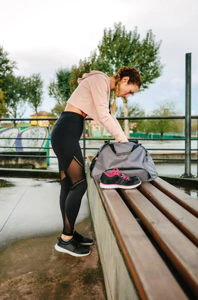 Sportvrouw bereidt uitrusting voor training voor — Stockfoto