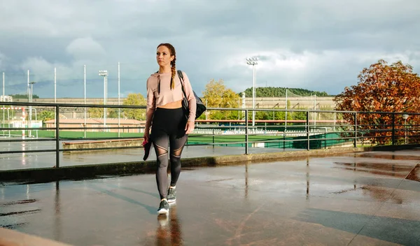 Sportlerin mit Turntasche und Sportschuhen zu Fuß zum Training — Stockfoto