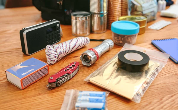 Équipement de sac à dos d'urgence organisé sur la table — Photo