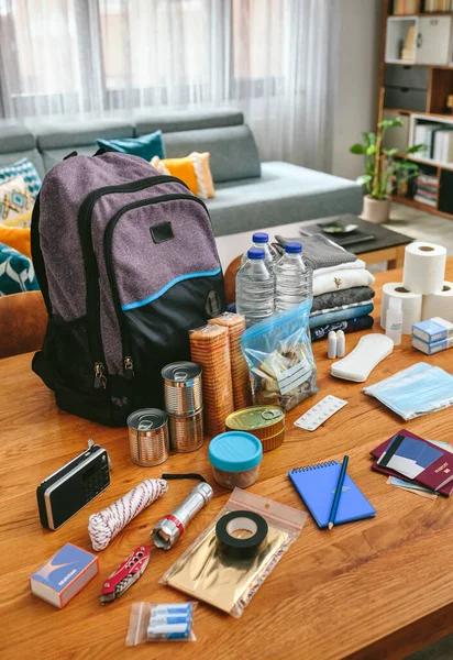 Equipamento de mochila de emergência organizado na mesa — Fotografia de Stock