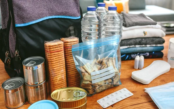 Equipo de mochila de emergencia organizado sobre la mesa —  Fotos de Stock