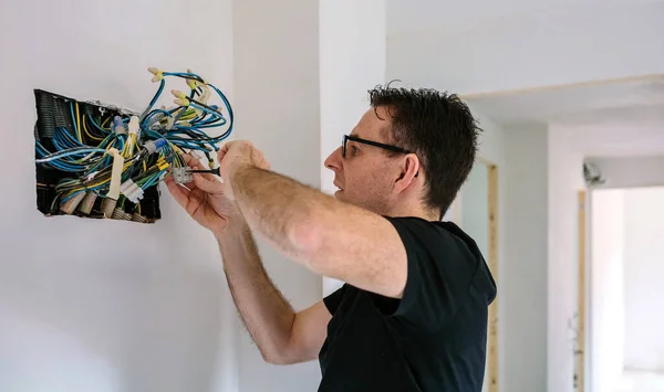 家の電気工作物の設置に従事する電気工 — ストック写真