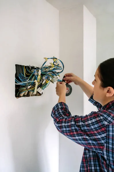 Electricista trabajando en la instalación eléctrica de una casa —  Fotos de Stock