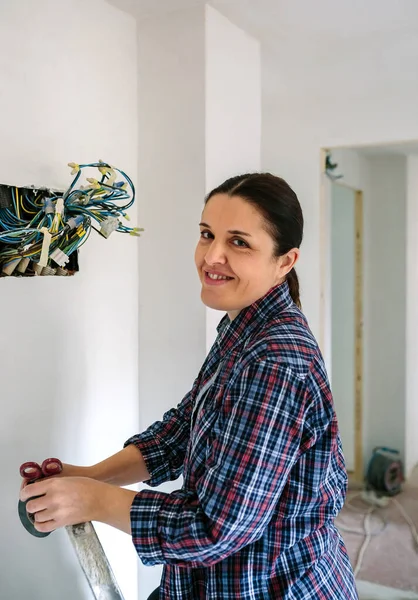 집 의전 기설 치 작업을 하는 전기 기술자 — 스톡 사진