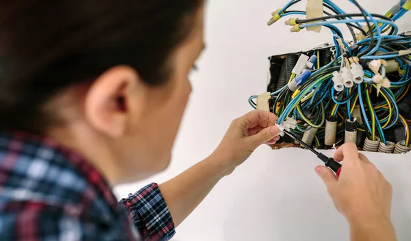 Elektrikář pracující na elektrické instalaci domu — Stock fotografie