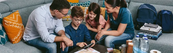 Parents explaining to their children how to use the radio in an — Stock Photo, Image