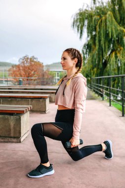 Dambıllı genç kadın eğitimi.