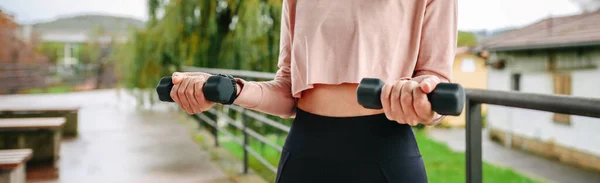 Mujer joven entrenando con pesas — Foto de Stock