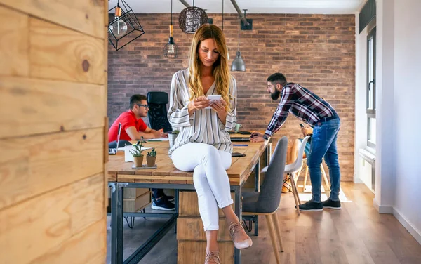Портрет предпринимательницы, смотрящей на мобильный телефон в офисе — стоковое фото