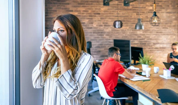 Бизнесмен берет перерыв на кофе в офисе — стоковое фото