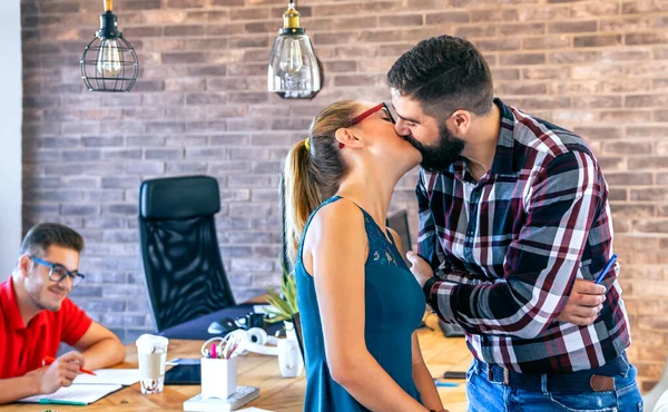 Бизнесмен и бизнесмен целуются в офисе — стоковое фото