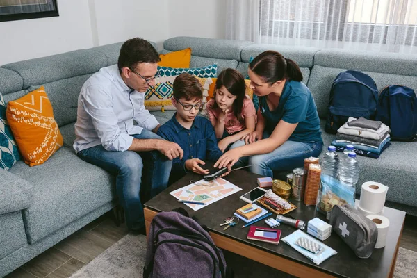 Madre explicando a sus hijos cómo usar la radio en una emergencia — Foto de Stock