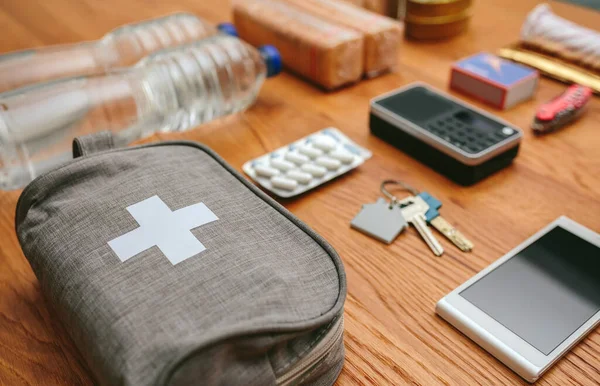 Wichtige Dinge für den Ernstfall-Rucksack vorbereitet — Stockfoto