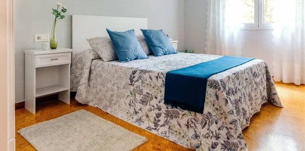 Спальня с двуспальной кроватью — стоковое фото