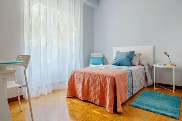 Quarto decorado com colcha e cortinas — Fotografia de Stock