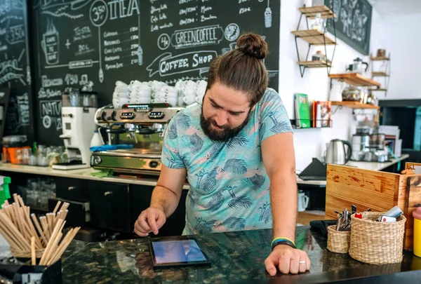 Propriétaire de café examen des comptes d'entreprise — Photo