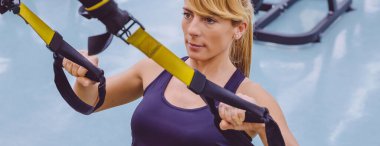 Kadın spor kemerleriyle uzaklaştırma eğitimi alıyor.