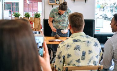 Genç aşçı aşçılık kursu veriyor.