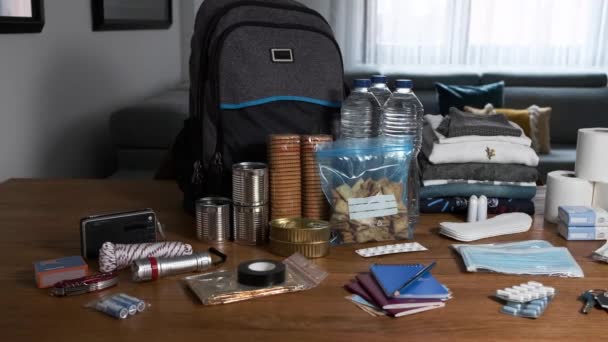 Equipamento de mochila de emergência organizado na mesa — Vídeo de Stock