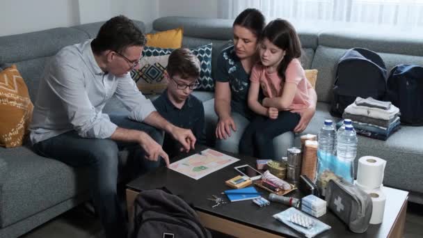 Padre explicando a su familia el punto de reunión de emergencia — Vídeos de Stock