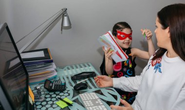 Kızıyla evde çalışan bir kadın onu rahatsız ediyor.