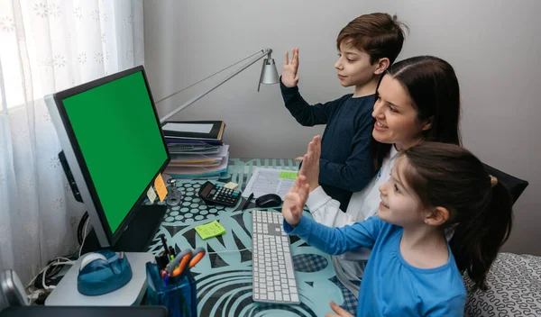 Family waving on video call — Stock Photo, Image