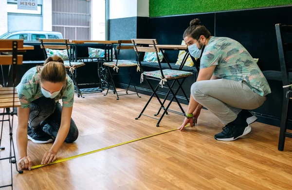 Arbetstagare som mäter socialt avstånd på golvet — Stockfoto