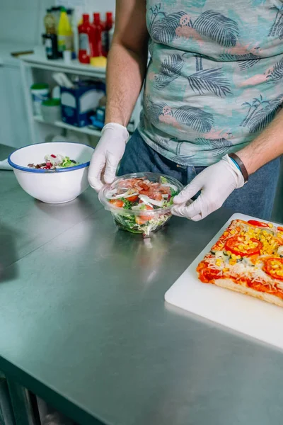 Cozinheiro irreconhecível preparando salada para levar — Fotografia de Stock