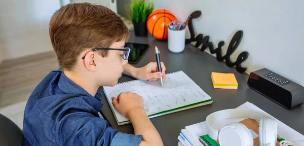 Levoruký teenager dělá domácí úkoly ve své ložnici — Stock fotografie