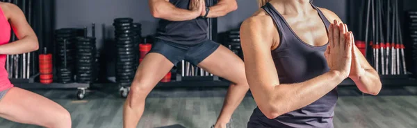 Vrouw doen stretch oefeningen in fitness klasse — Stockfoto