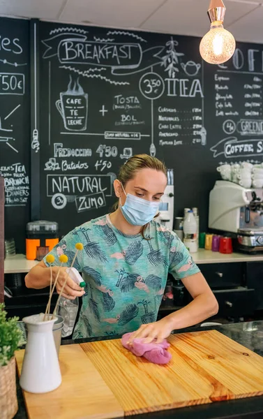 Servitris desinficerar bardisk på grund av coronavirus — Stockfoto