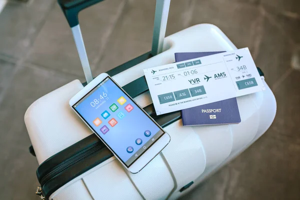 Mala com bilhete de avião, passaporte e telemóvel — Fotografia de Stock