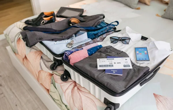 Valise homme d'affaires préparée pour le voyage d'affaires — Photo