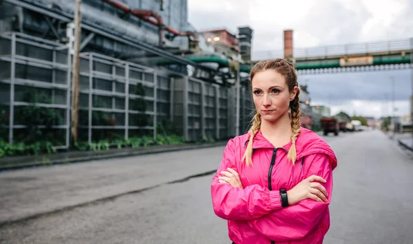 공장 앞에 모습을 드러내고 있는 권투 선수 머리를 하고 있는 스포츠 여성 — 스톡 사진