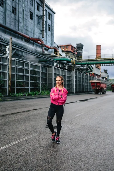 Deportiva posando delante de una fábrica — Foto de Stock