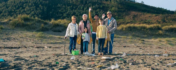 Voluntários prontos para limpar a praia — Fotografia de Stock