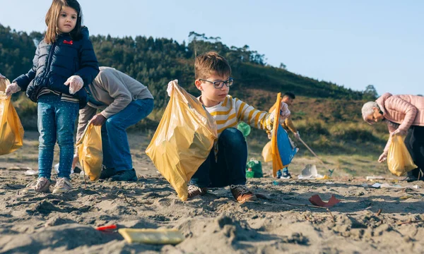 Vrijwilligers die het strand schoonmaken — Stockfoto