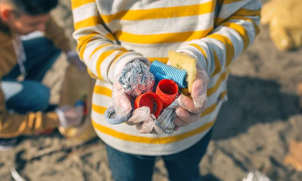 Boy hands with garbage from the beach — Stock Photo, Image