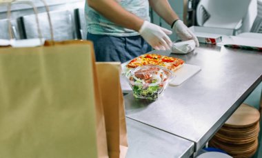 Tanınmayan aşçı paket servis siparişi veriyor.