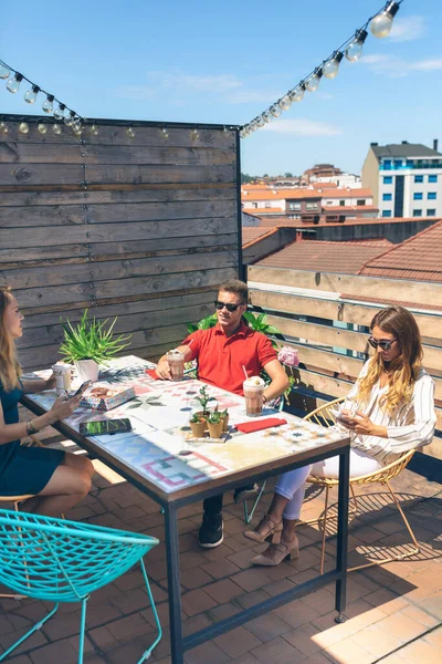 Freunde trinken auf der Terrasse — Stockfoto