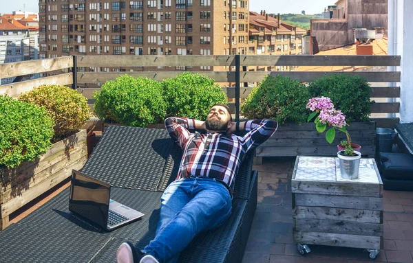 Podnikatel odpočívající na lehátku na terase — Stock fotografie
