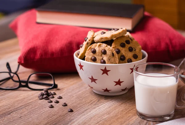 Biscotti al cioccolato e latte su fondo legno — Foto Stock