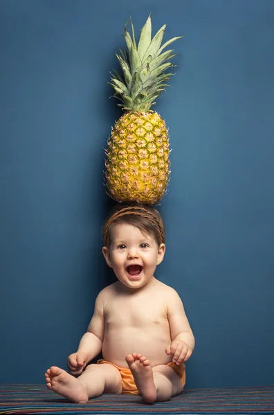 Başımızın üstüne bir ananas tutan kız mutlu bebek