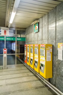 otomatik metroya istasyonunda makineleri biletleri