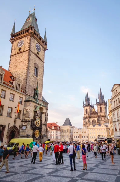 Turister promenader framför rådhuset i Prag — Stockfoto