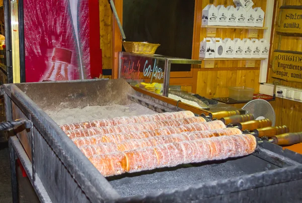 Tradizionale ceco trdelnik cottura su uno stand di strada di Praga — Foto Stock